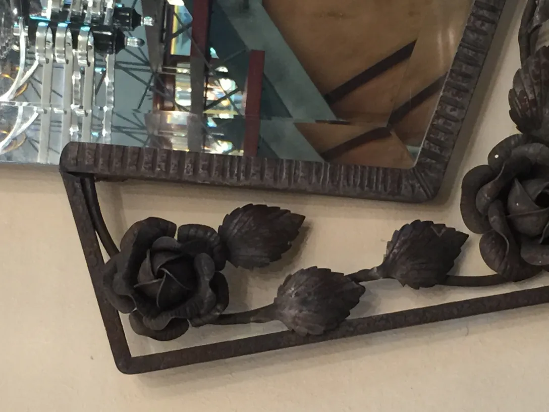 miroir ancien avec cadre décoré de fleurs sombres