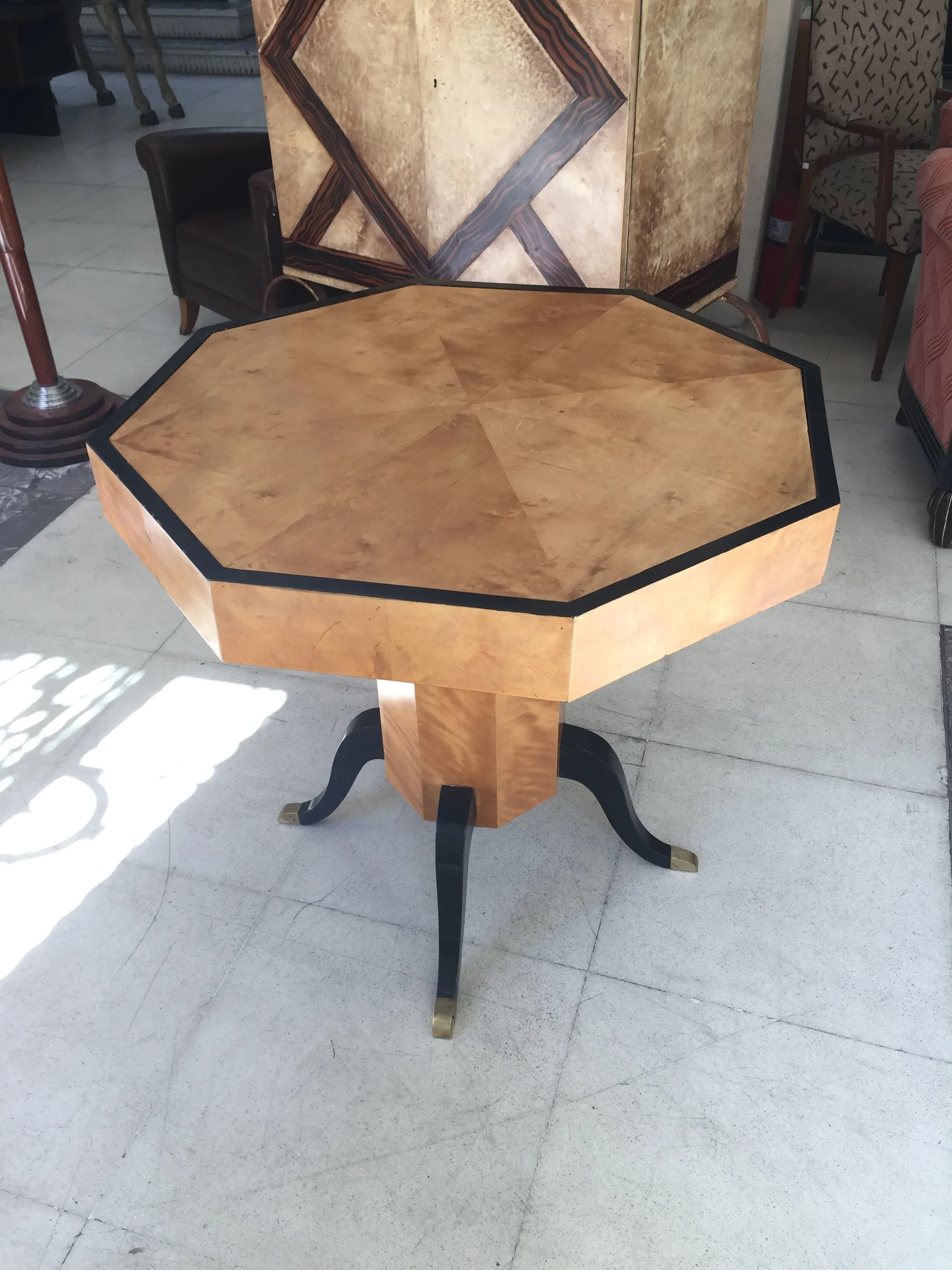 mesa octogonal antigua, con cuatro asientos y detalles elegantes