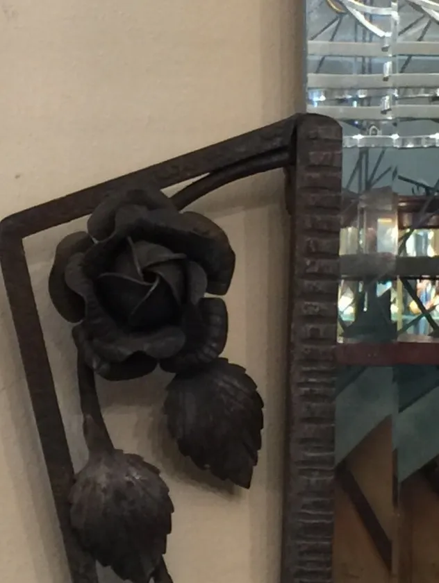 espelho antigo com um design de flor na borda