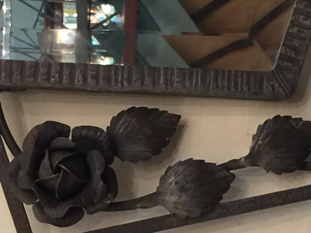 Miroir ancien décoré d'une rose en métal