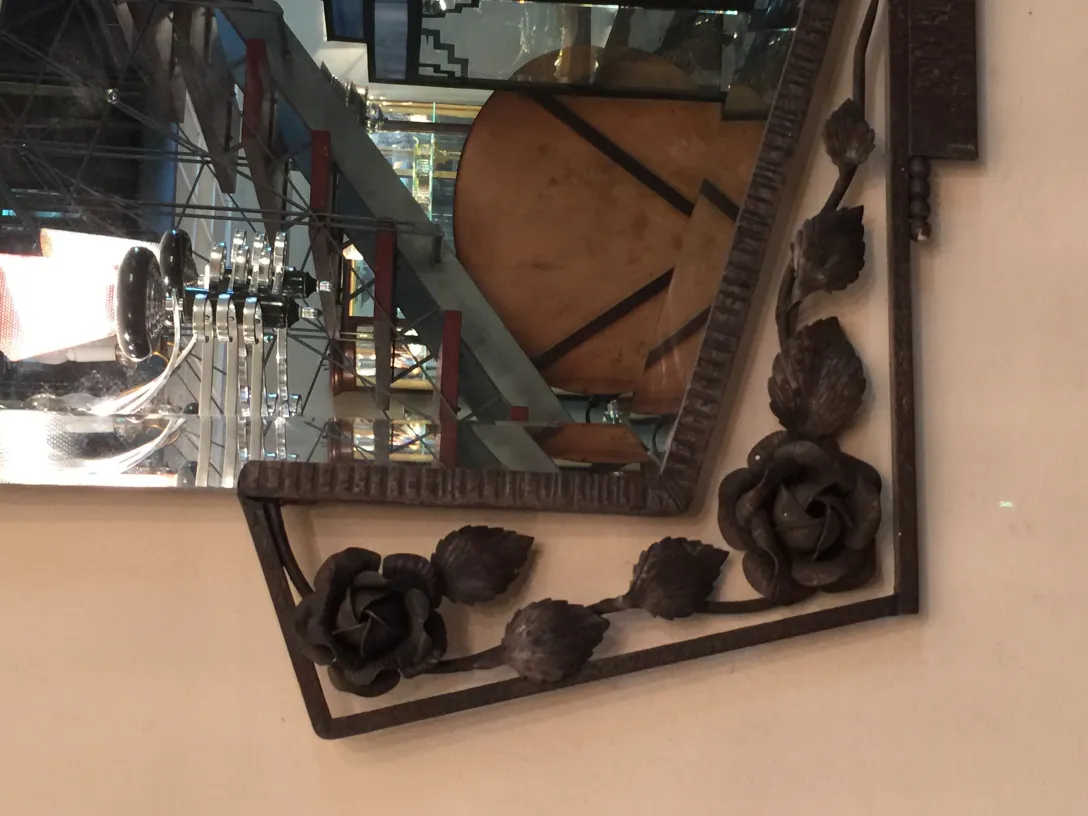 مرآة قديمة مزينة بأزهار بارزة.