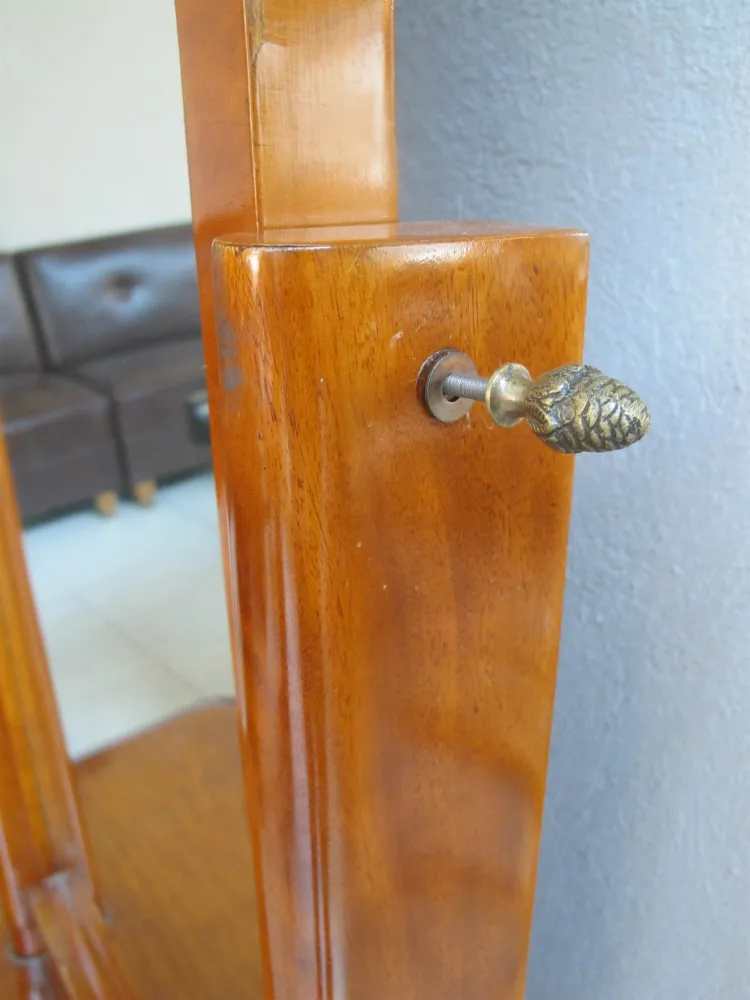 miroir antique avec cadre en bois et détail doré