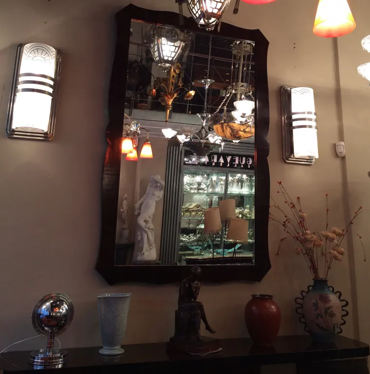 espelho antigo com moldura decorativa e luzes