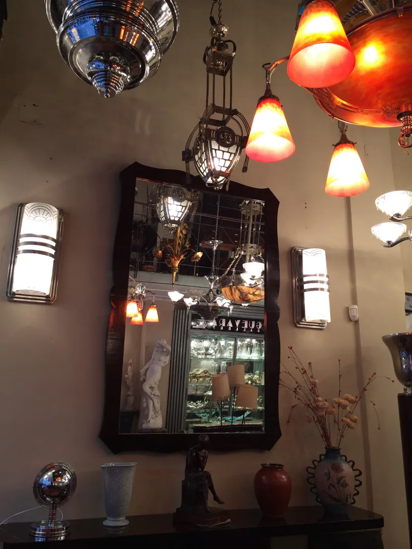 specchio antico decorativo in un ambiente elegante con luci