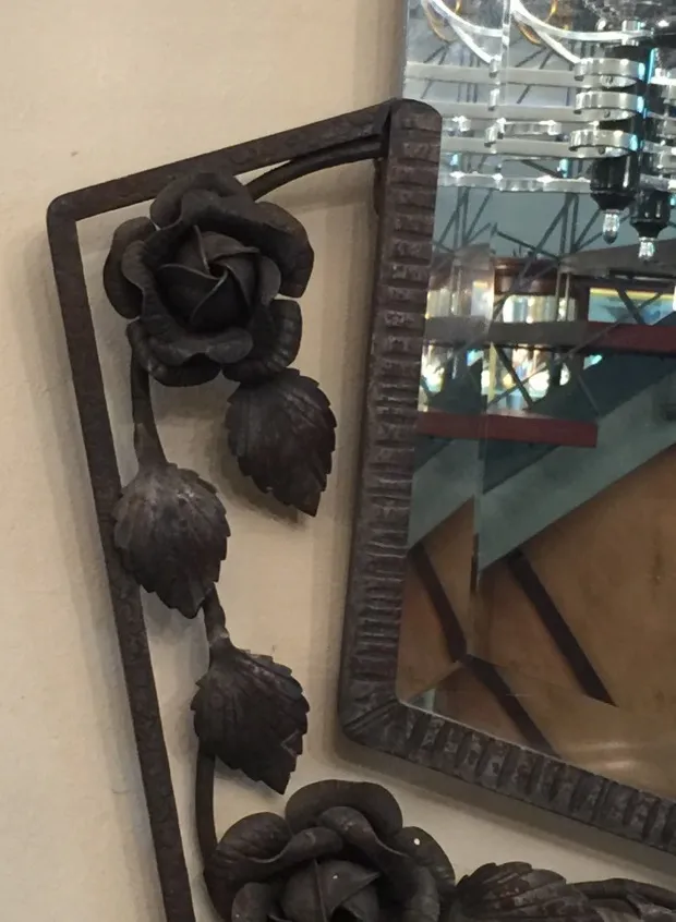 specchio antico con cornice di rose decorative