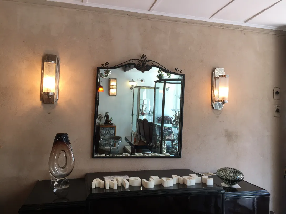 antiguo espejo decorativo con biseles en un entorno elegante