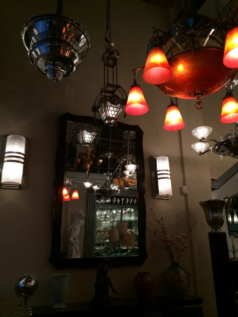 espelho antigo decorativo em um ambiente com várias luzes