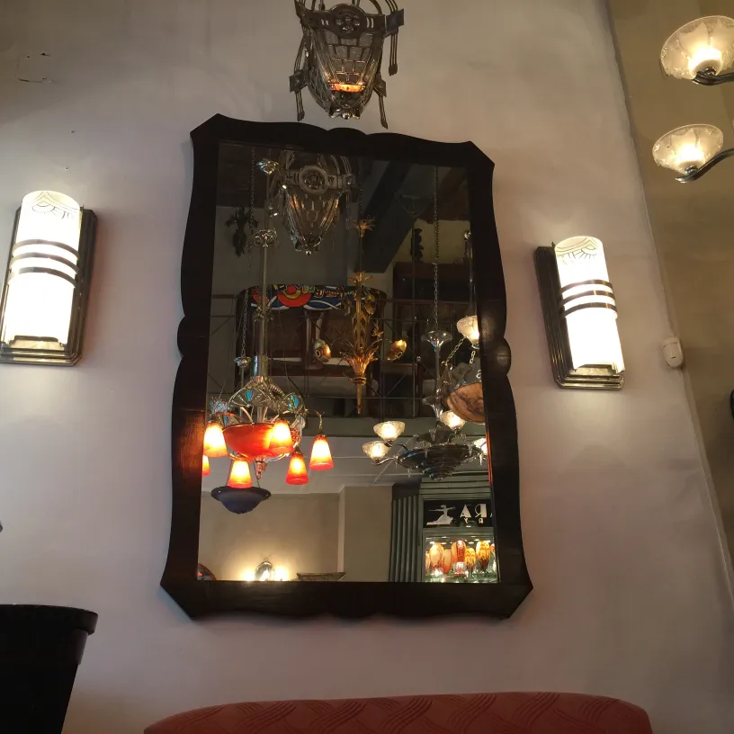 espejo antiguo con bordes elaborados y decoración de luces