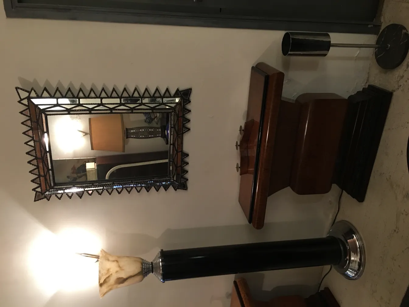 specchio antico decorativo con cornice dettagliata, ambiente elegante