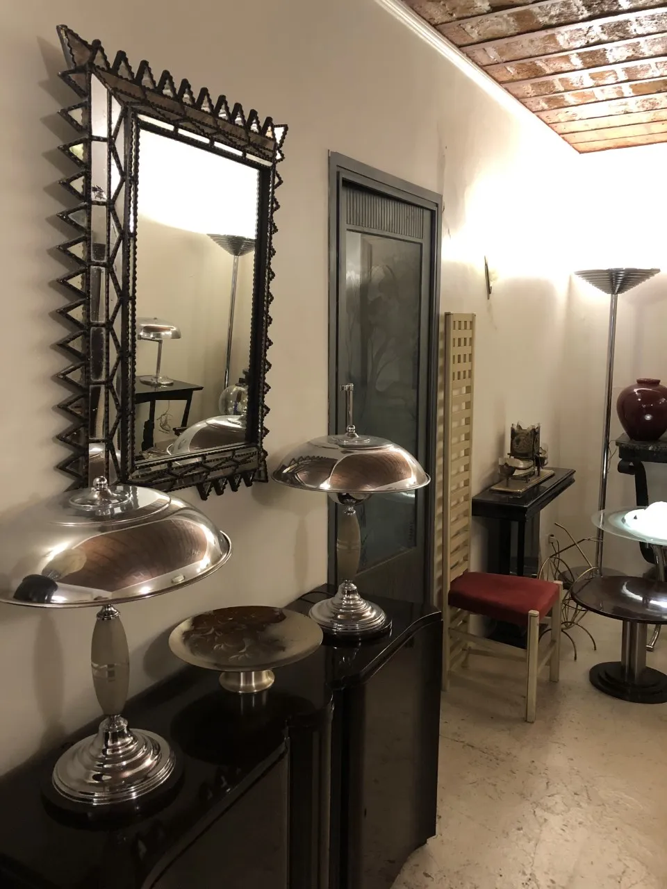 مرآة قديمة مزخرفة بإطار على شكل ماسة.