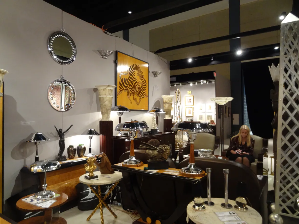 specchio antico decorativo esposto con lampade e sculture