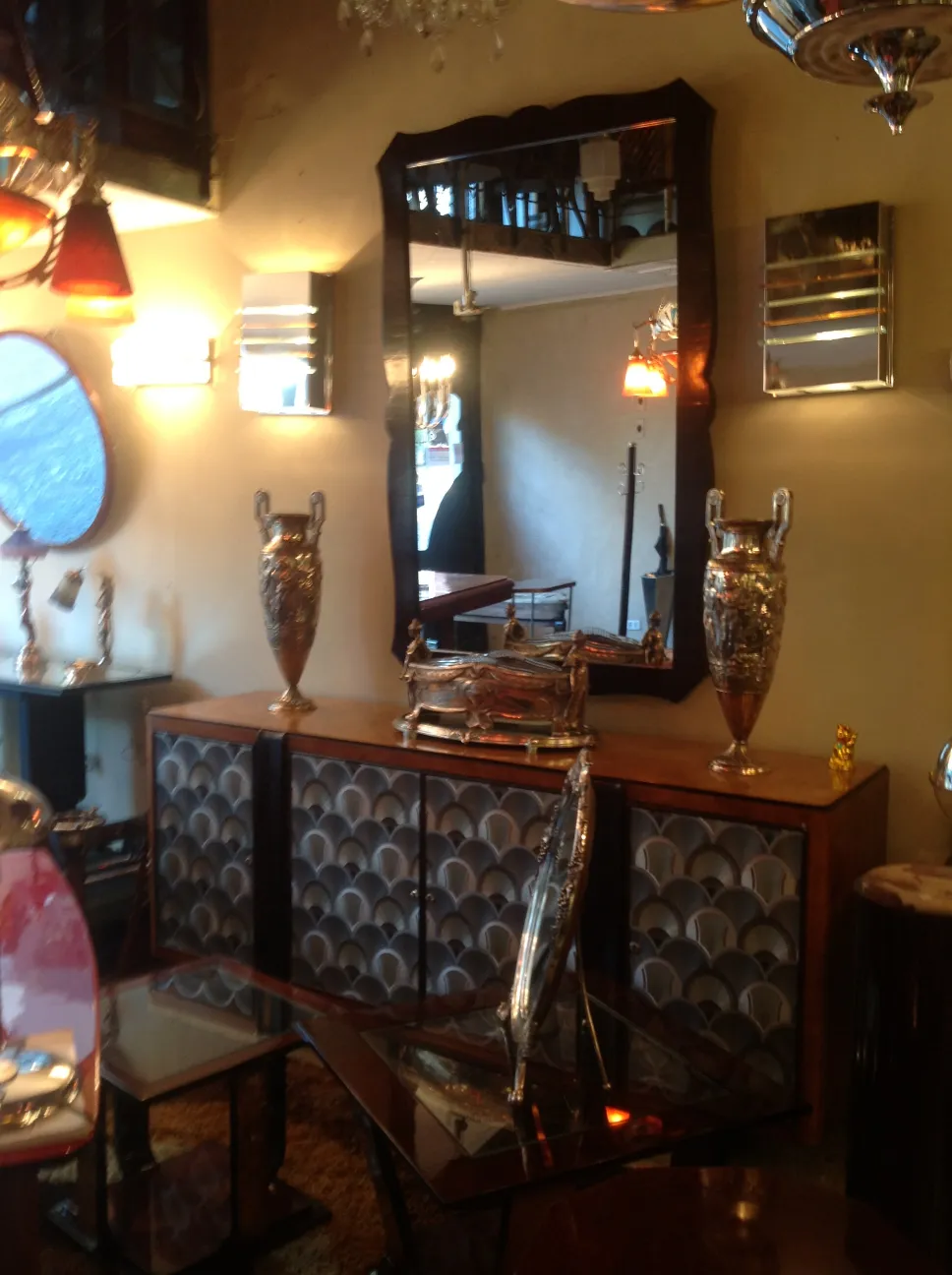 antikspiegel mit dekorativem rahmen in einem raum mit beleuchtung