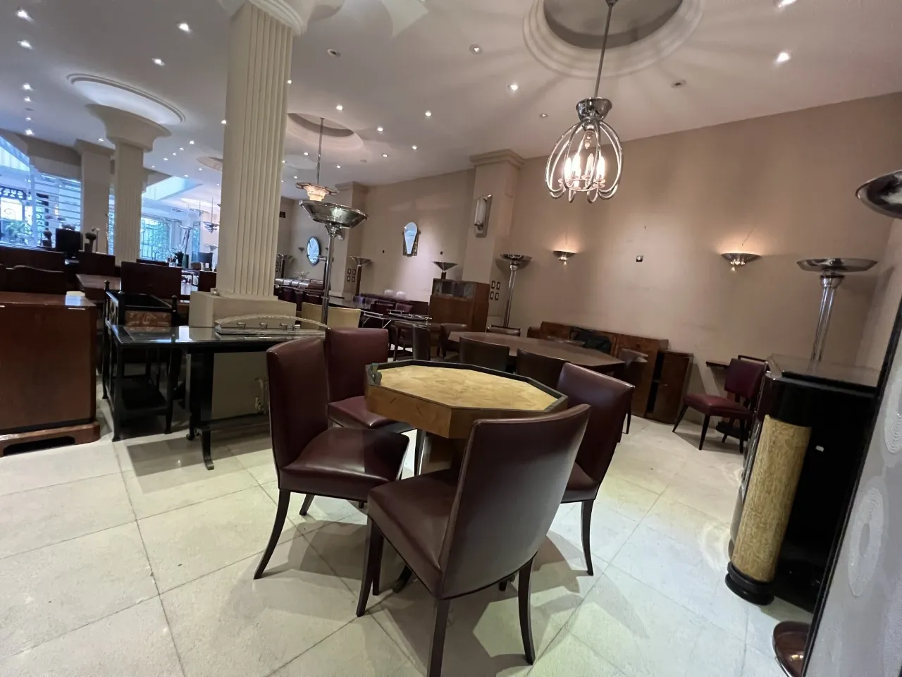 Antiker Tisch für vier Personen in elegantem Ambiente, Art Deco.