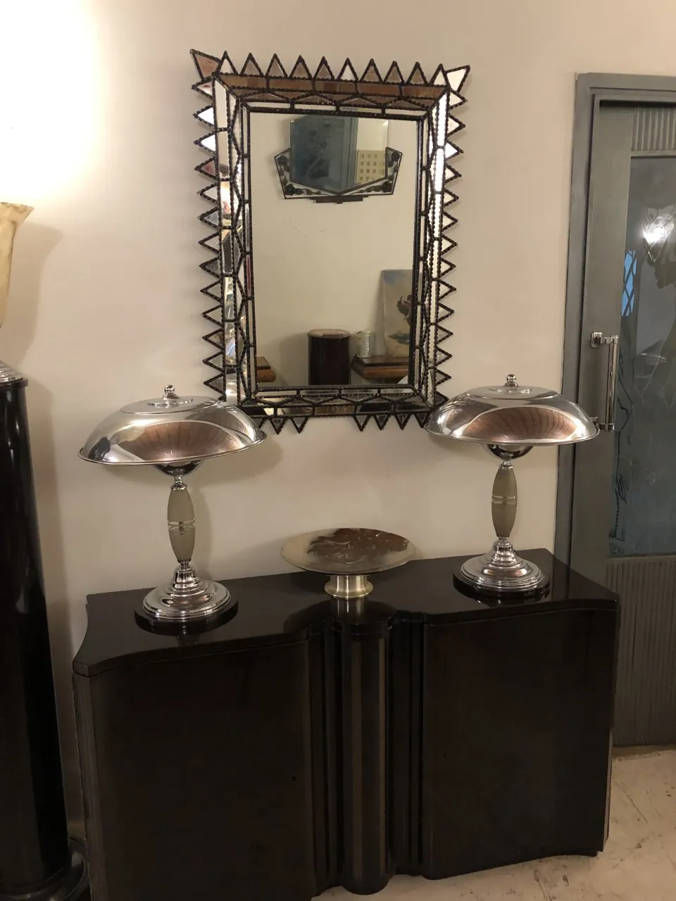 espejo antiguo con marco decorativo en forma especial y dos lámparas