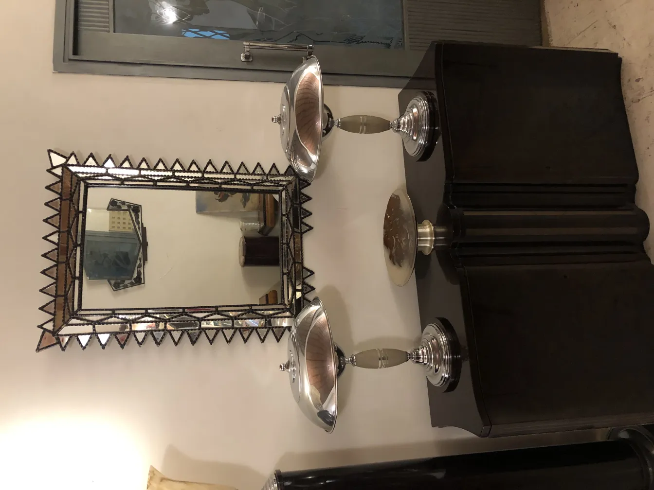 espelho antigo com biselado e decoração detalhada em um ambiente elegante