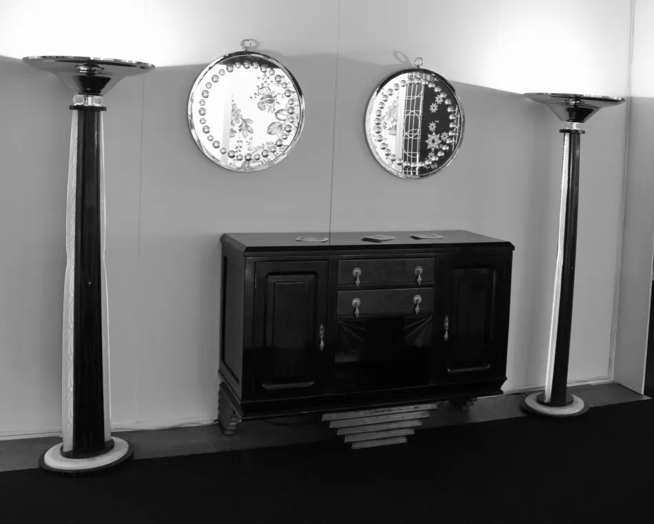 specchio rotondo antico con dettagli decorativi