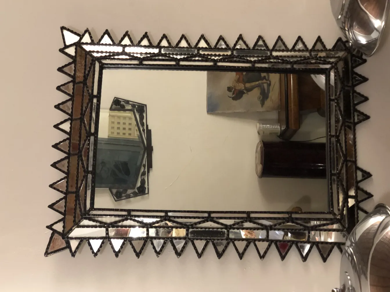 антикварное декоративное зеркало с треугольными краями