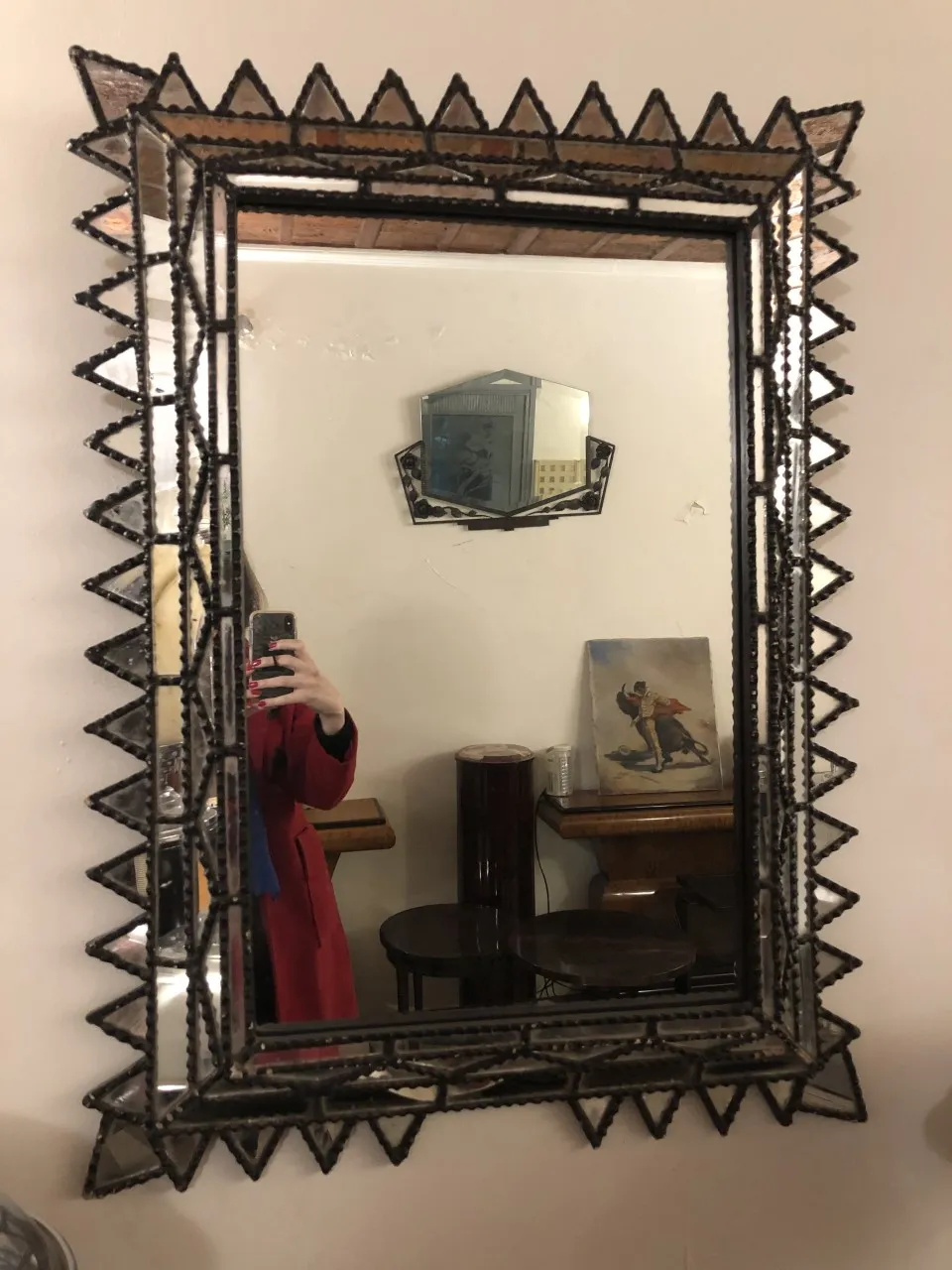 espelho antigo decorativo com moldura em zigzag, ambiente acolhedor