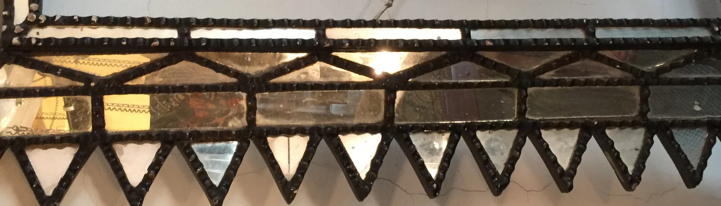 specchio antico decorativo con forme triangolari e quadrate