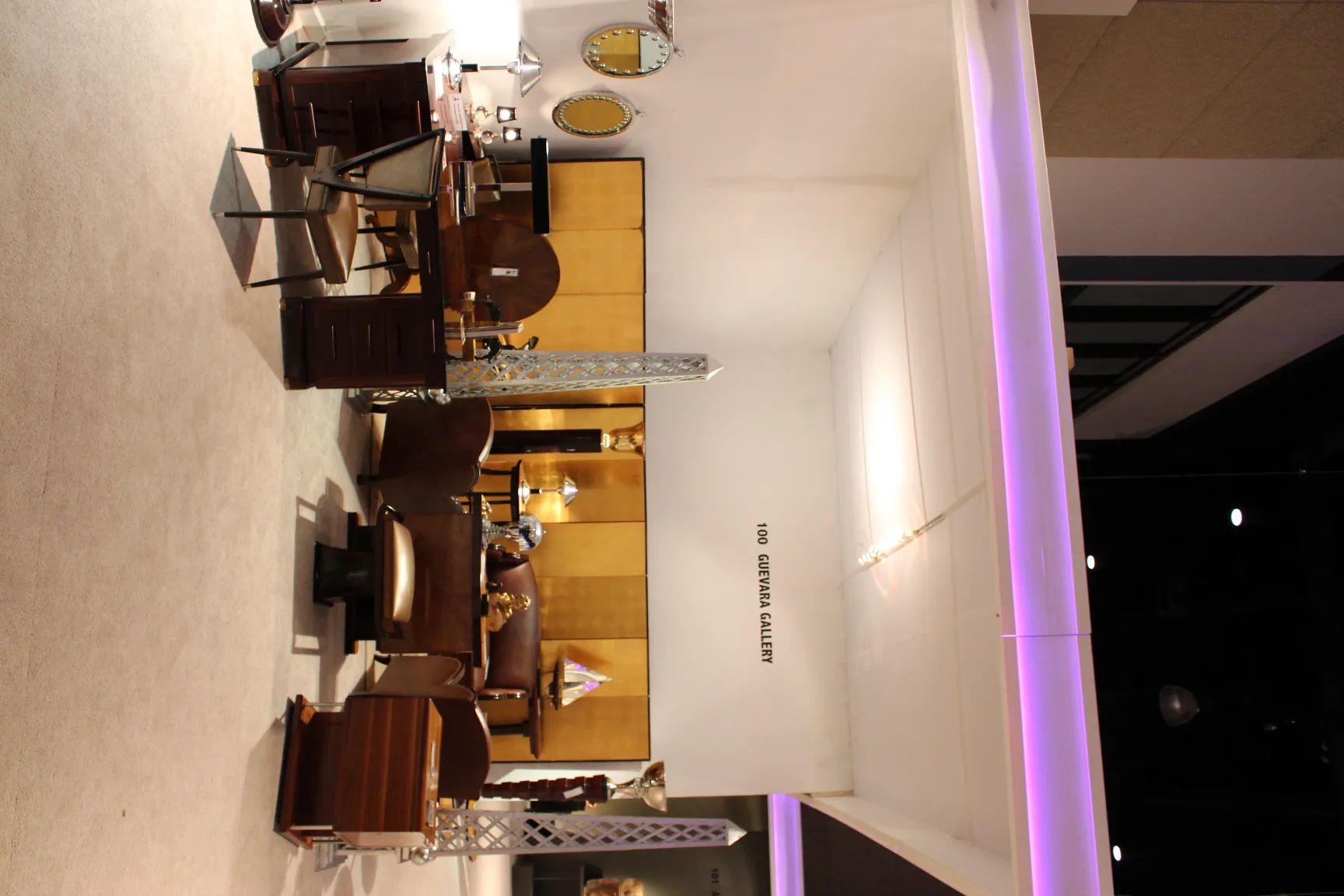 espejo antiguo con marco decorativo en un ambiente elegante