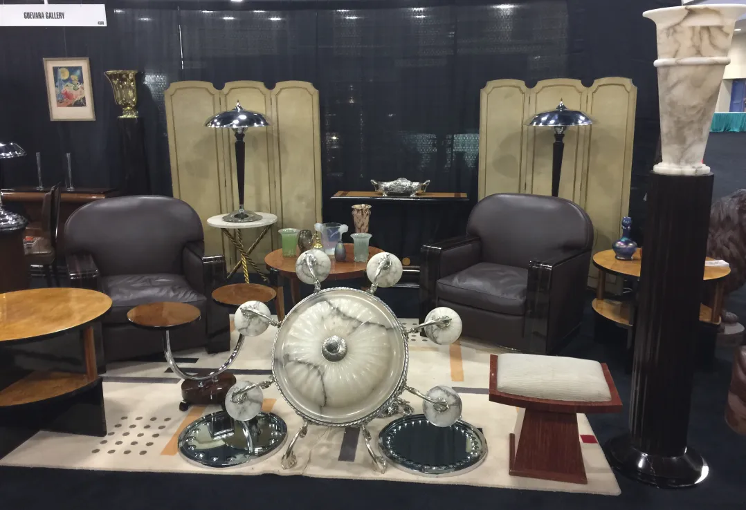 espelho decorativo antigo com base e luzes, estilo elegante