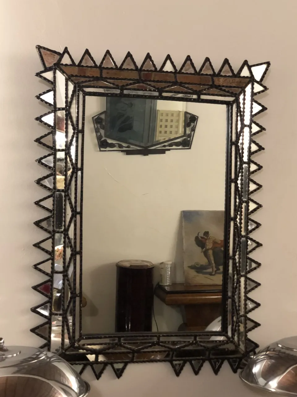 espelho antigo decorativo com bordas biseladas e design ornamental, ambiente aconchegante