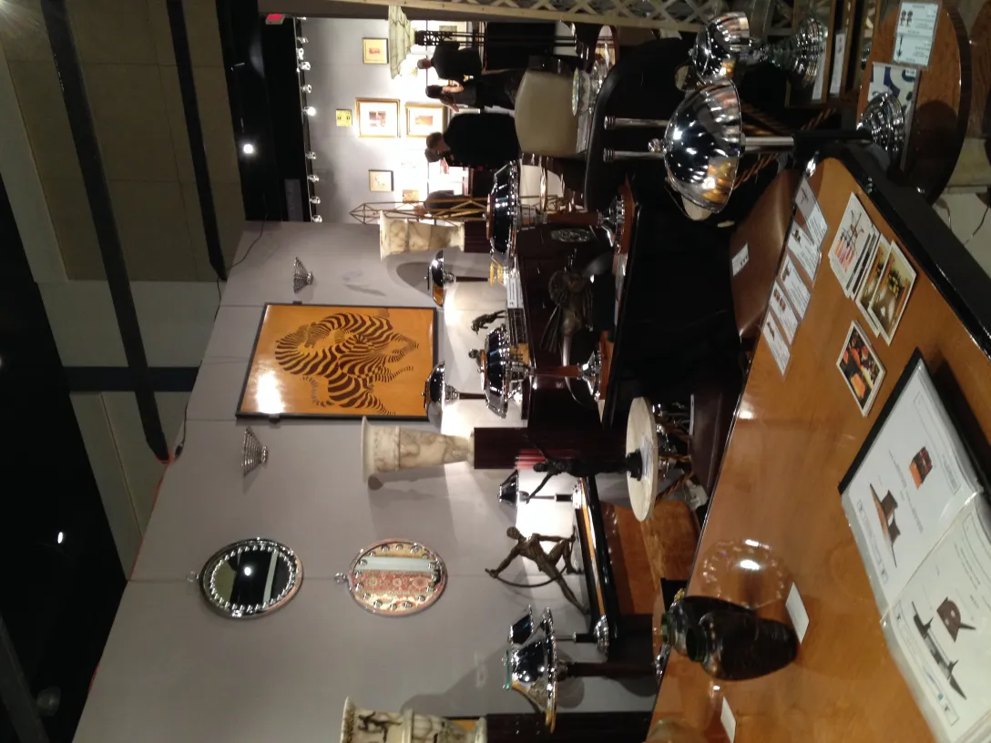 espelho decorativo antigo com moldura elegante.