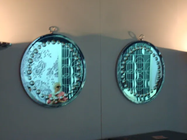 deux miroirs décoratifs anciens sur le mur avec des détails clairs