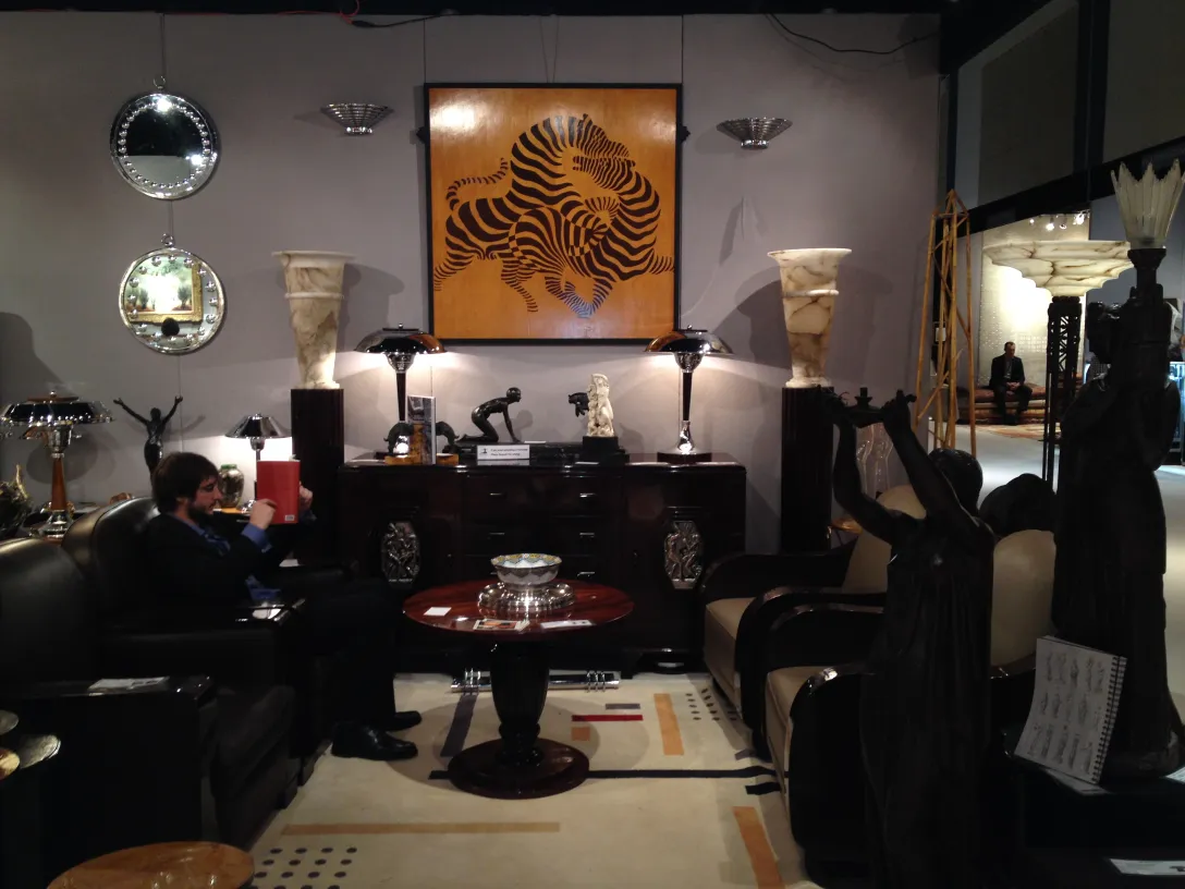 specchio decorativo antico in un ambiente elegante