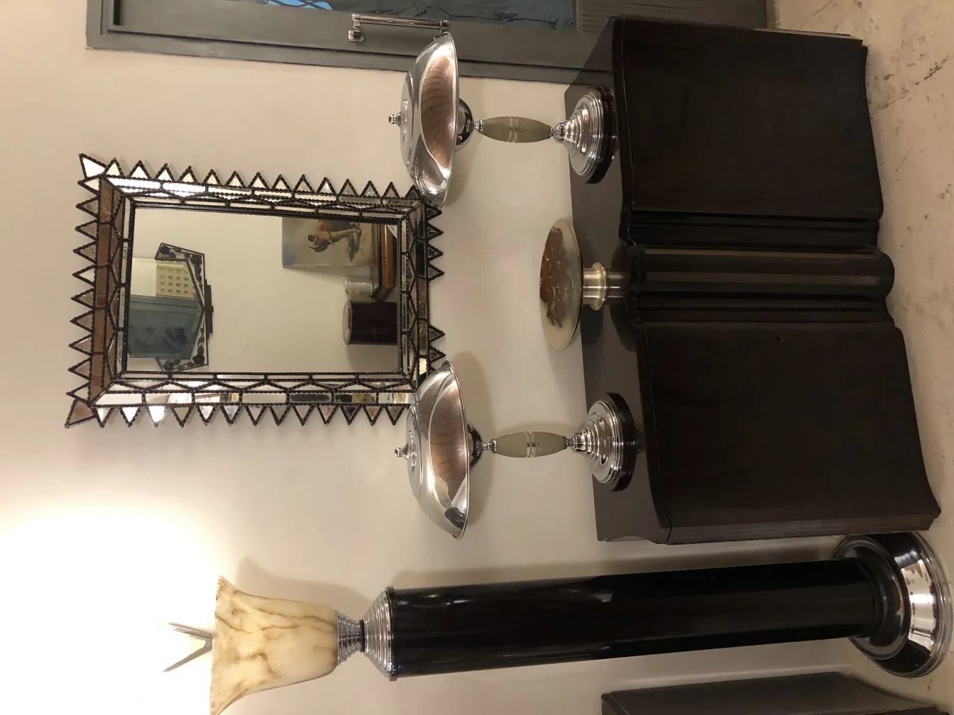 Miroir antique décoratif avec cadre pointu, dans un cadre élégant