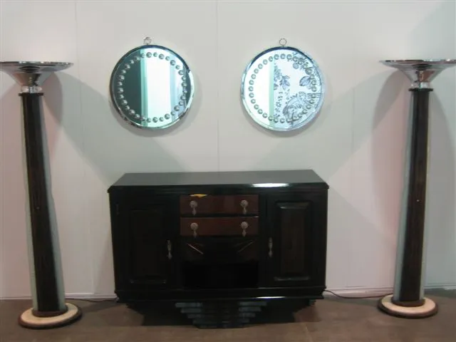 repisa con espejos antiguos decorativos en círculo y lámparas