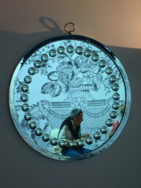 miroir antique décoratif avec bordure circulaire et perles