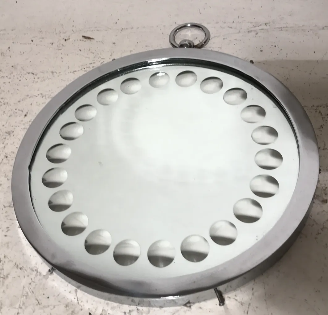 miroir ancien rond avec des détails décoratifs sur le cadre