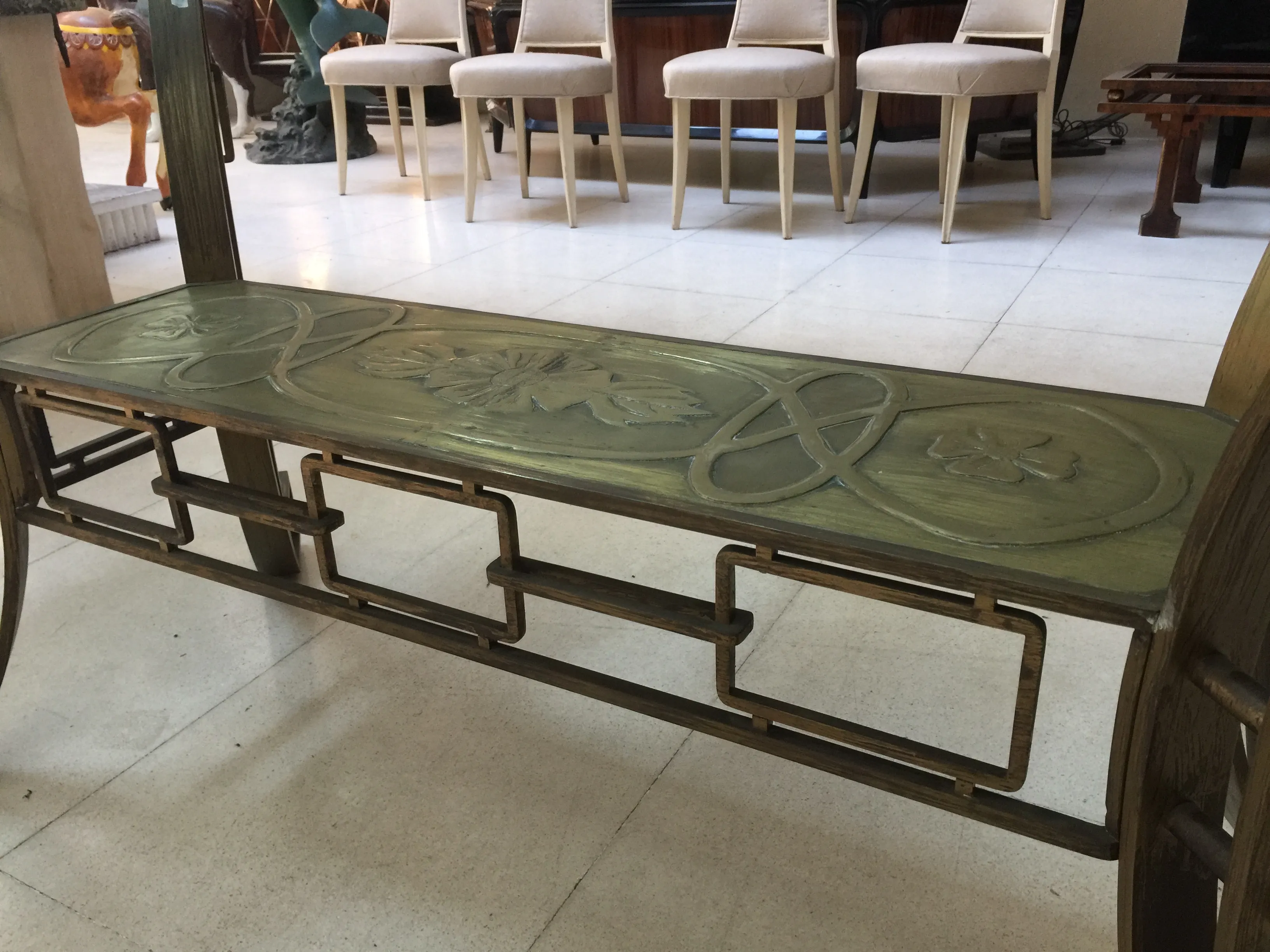 Table à manger antique Art Deco pour dix personnes, avec des détails complexes.