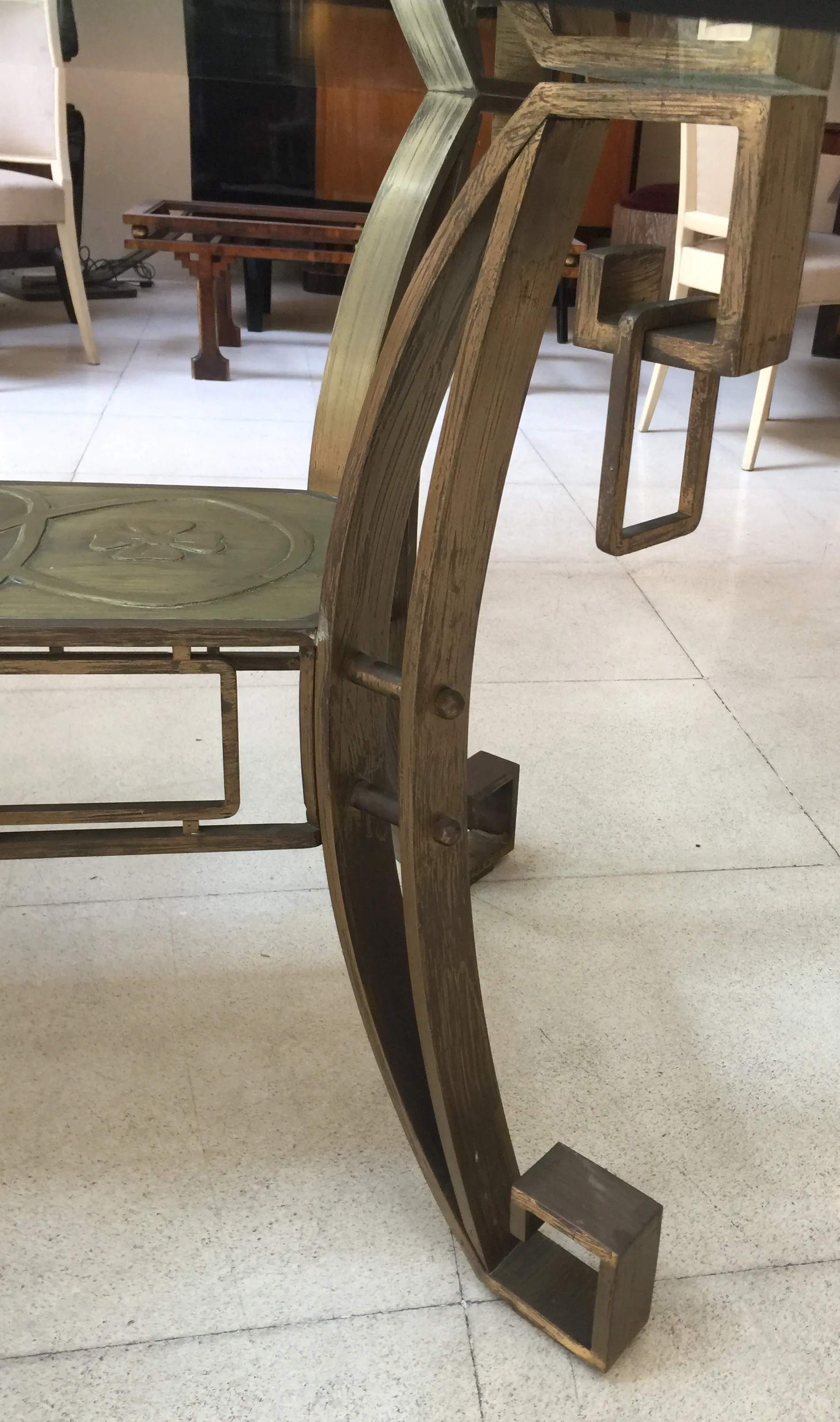 table à manger ancienne pour 10 personnes, avec pieds décoratifs.
