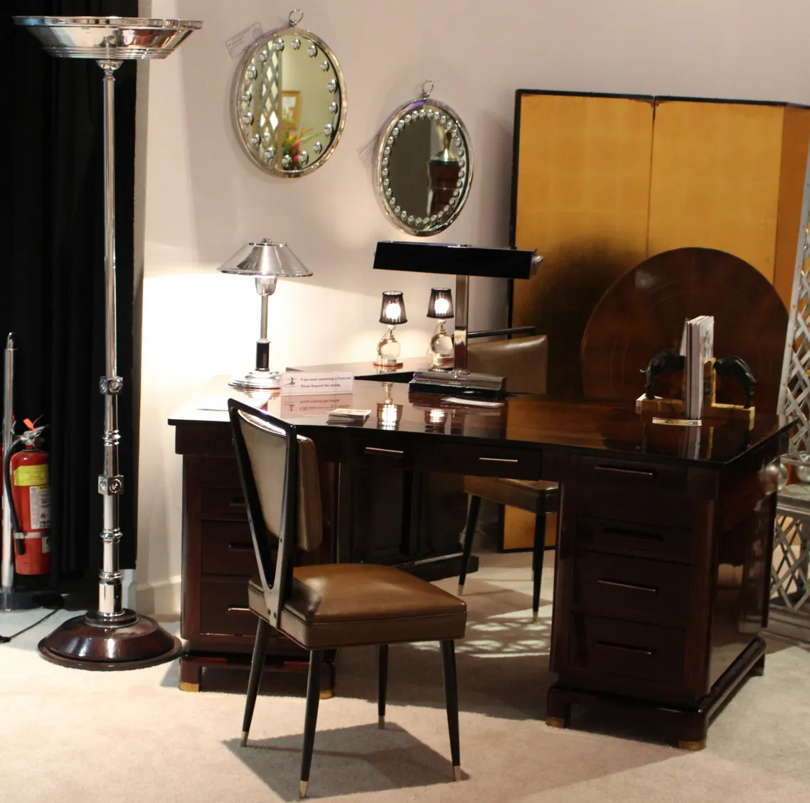 miroirs anciens au mur, arrière-plan de bureau élégant