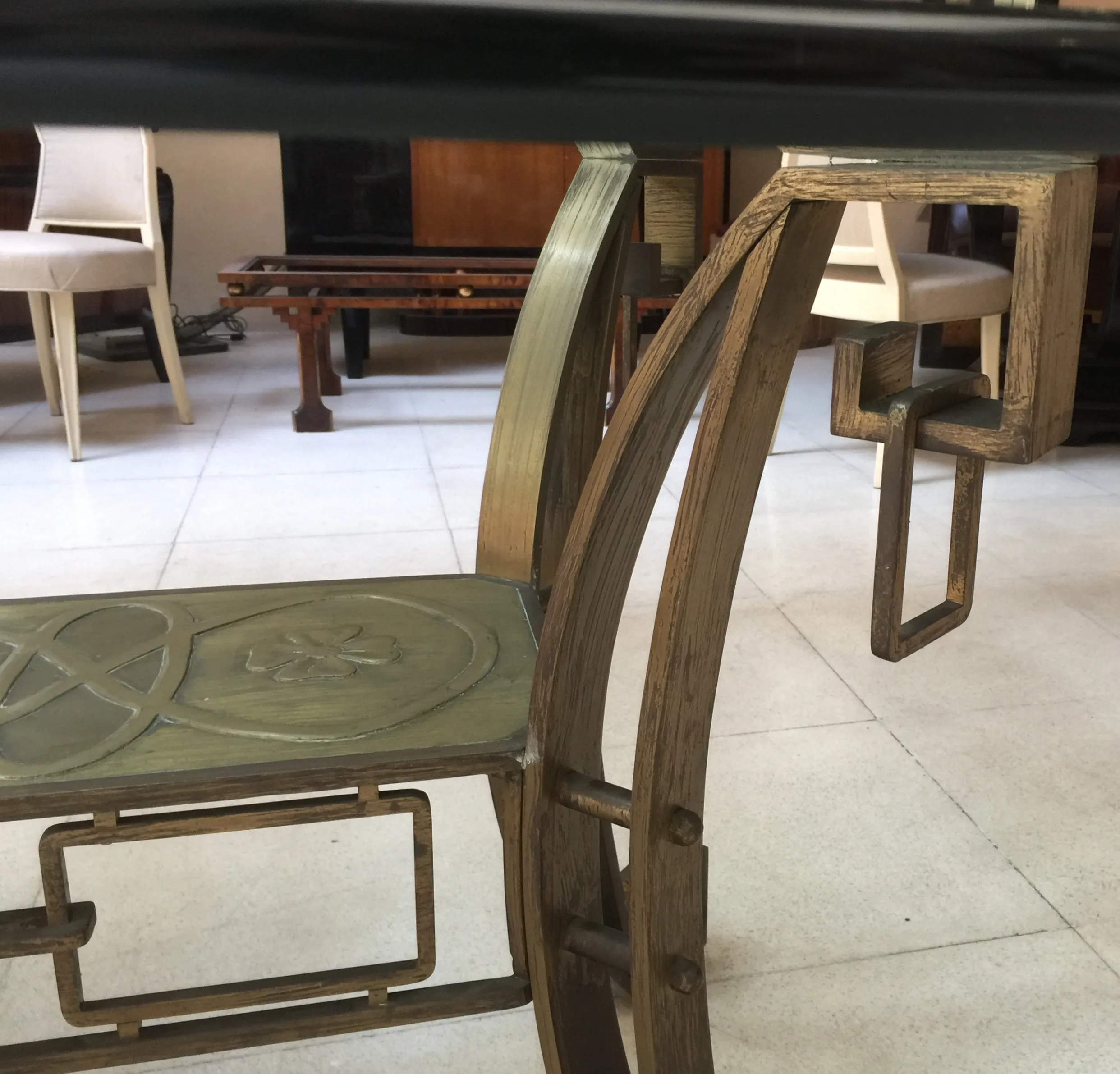 Table à manger ancienne Art Deco pour 10 personnes dans un cadre élégant.