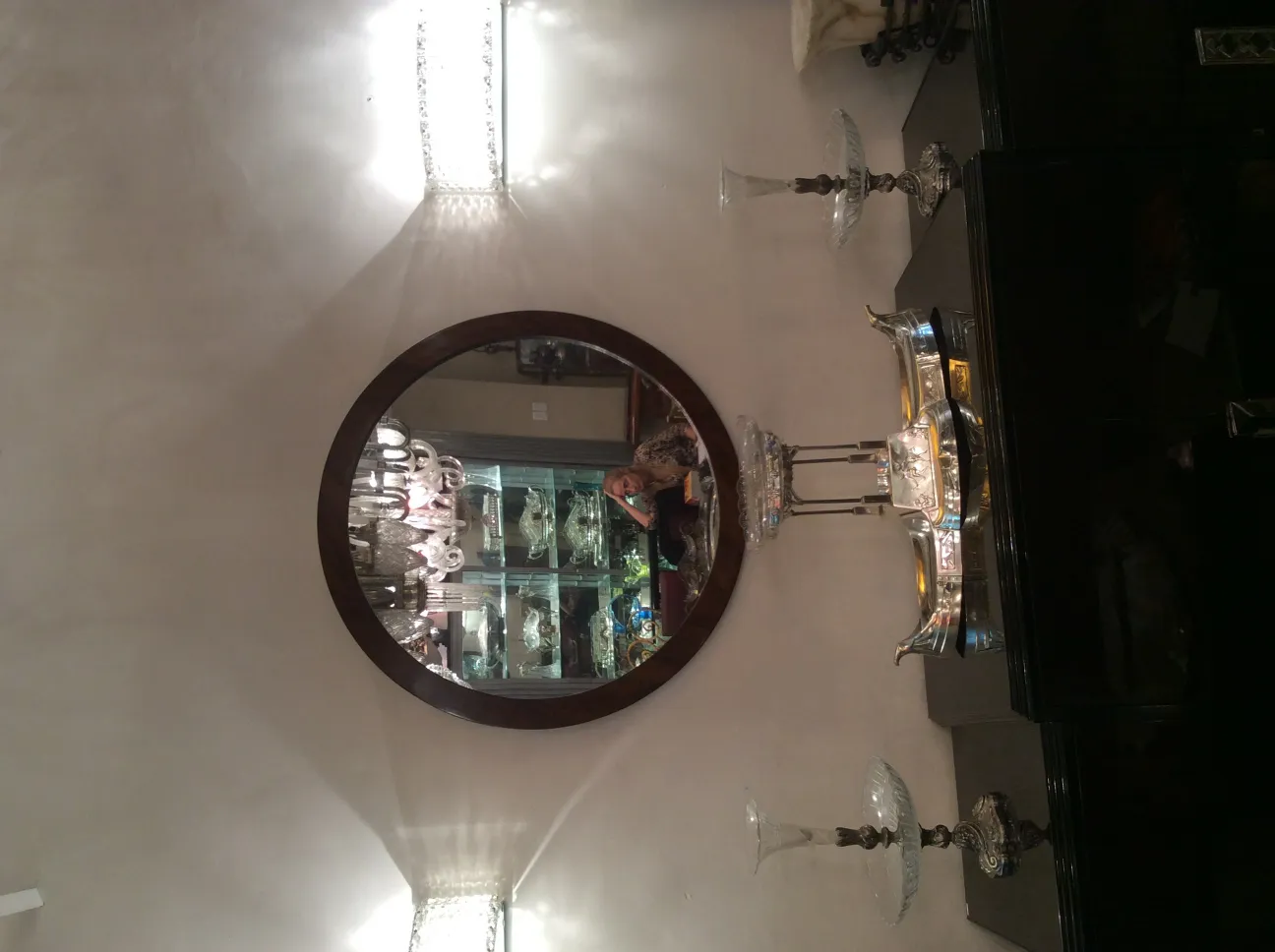 specchio rotondo antico con cornice decorativa