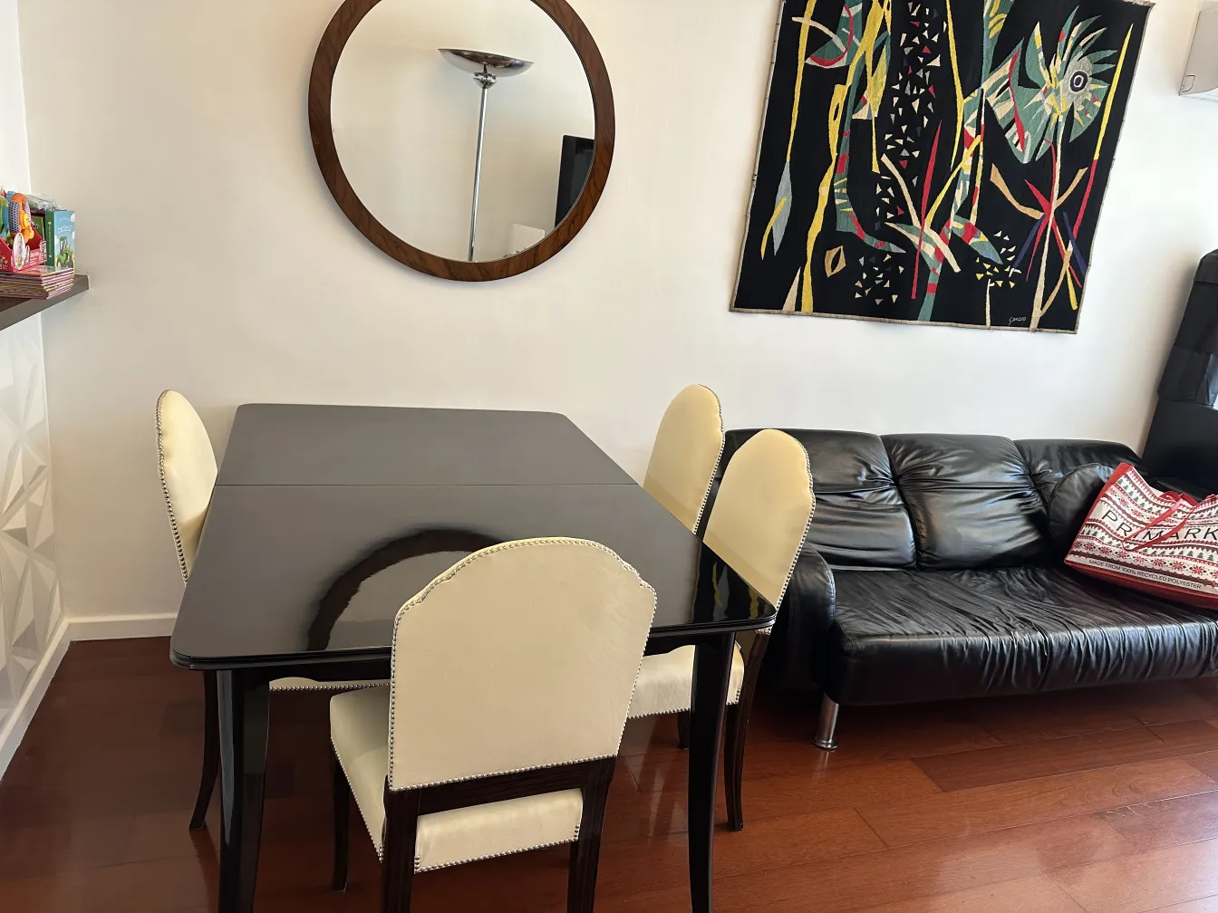 벽에 걸린 둥근 오래된 거울