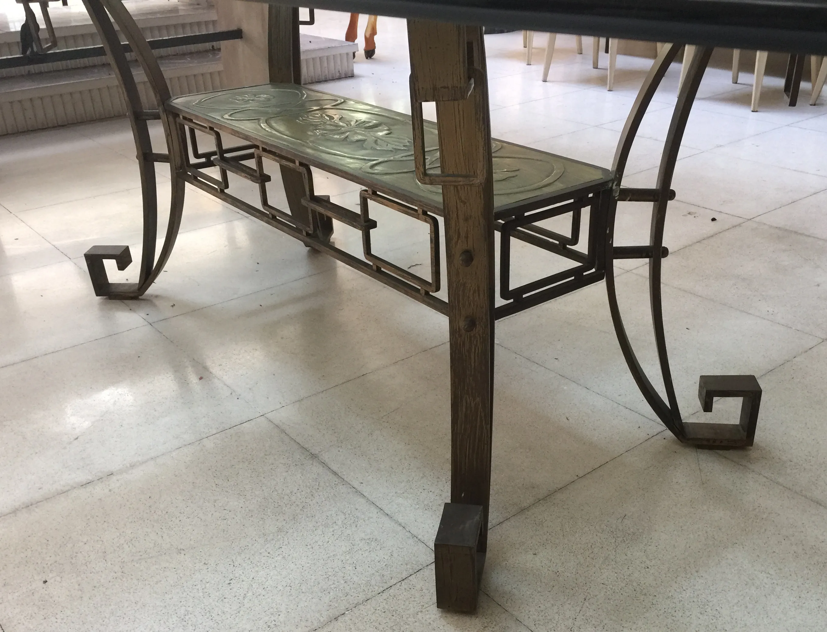 Antiker Esstisch Art Deco für 10 Personen in einem gemütlichen Ambiente.