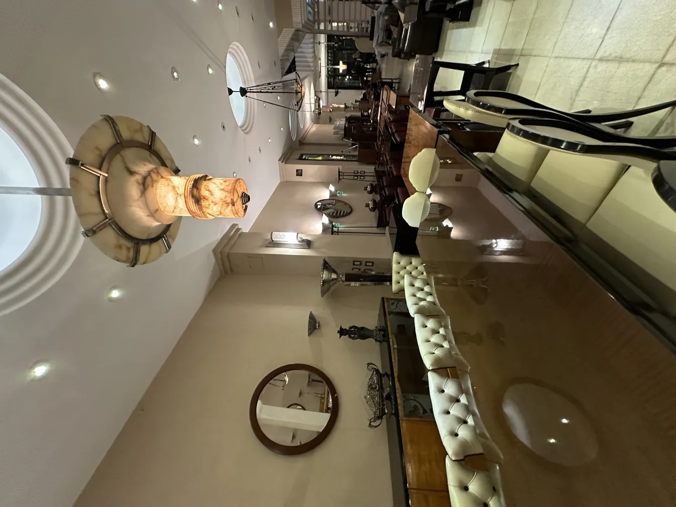 antiker Wandspiegel mit elegantem Licht und Dekor