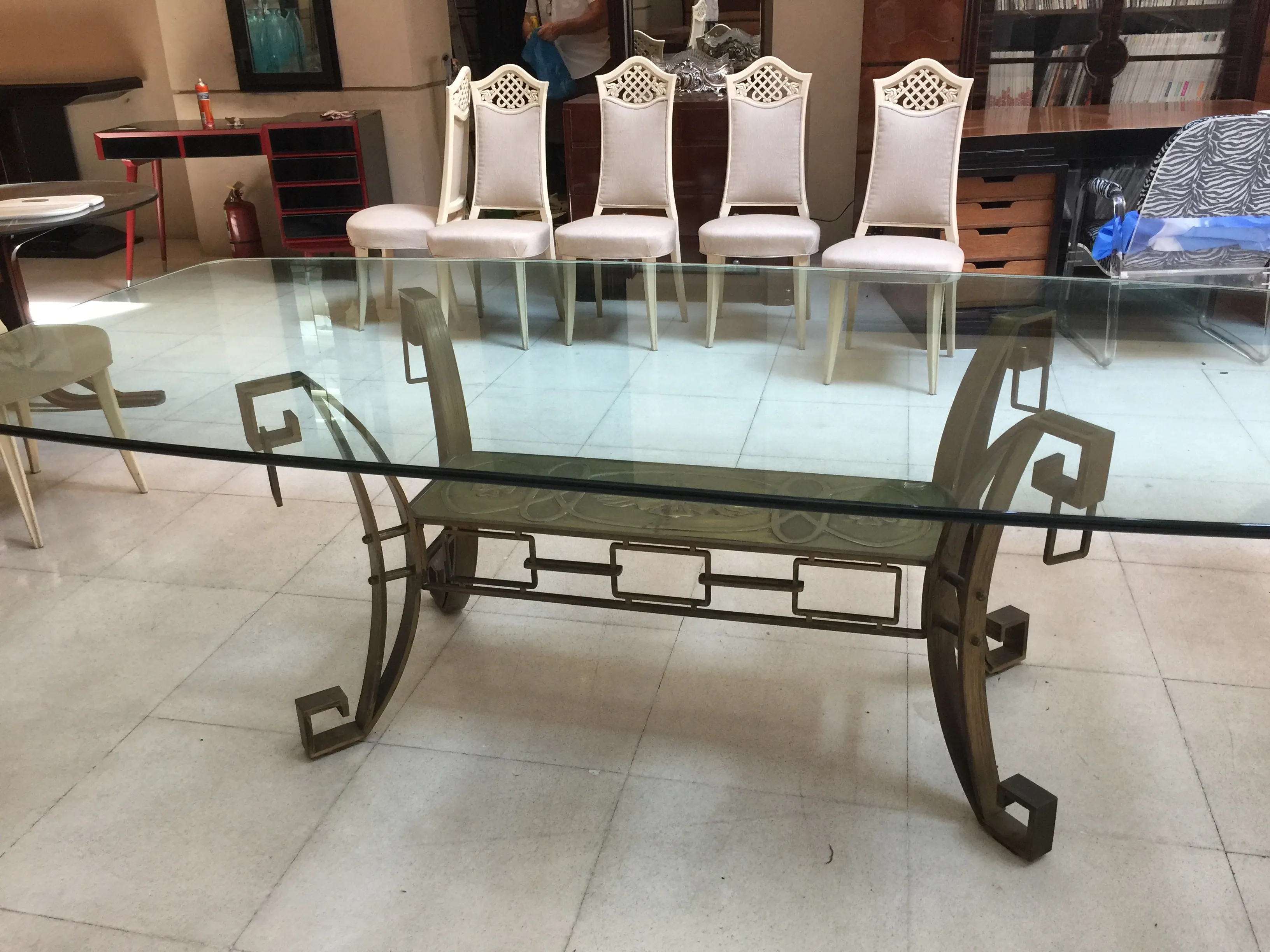 tavolo da pranzo antico Art Deco per 10 persone, circondato da sei eleganti sedie in un ambiente moderno