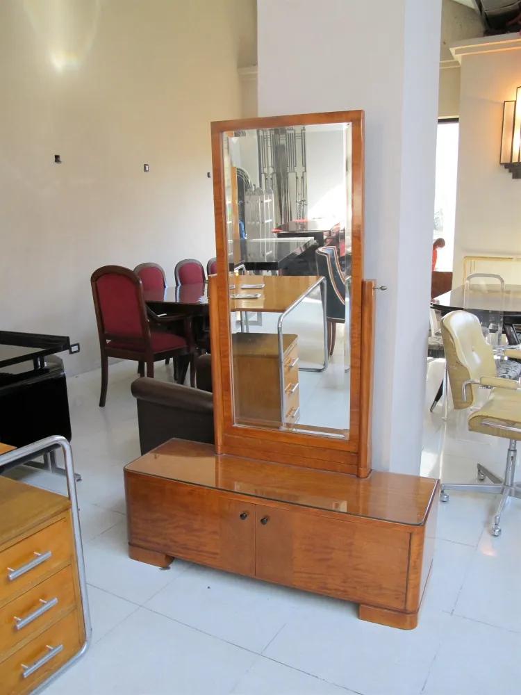 espejo antiguo con un diseño clásico y mueble integrado en un ambiente elegante
