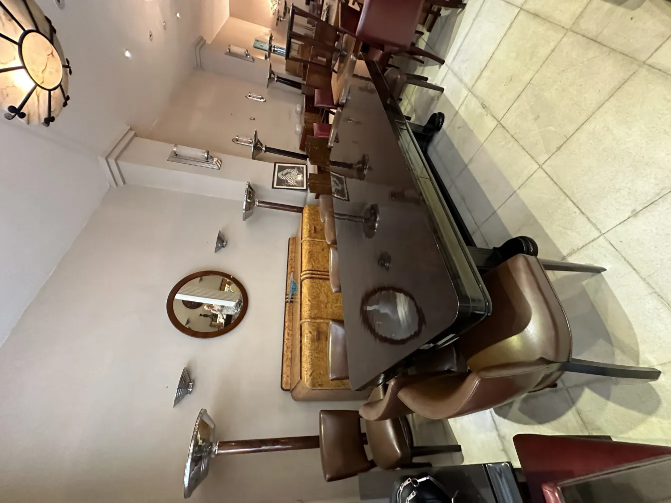 गोल पुराना दीवार आईना, जो परावर्तन और वातावरण दिखा रहा है