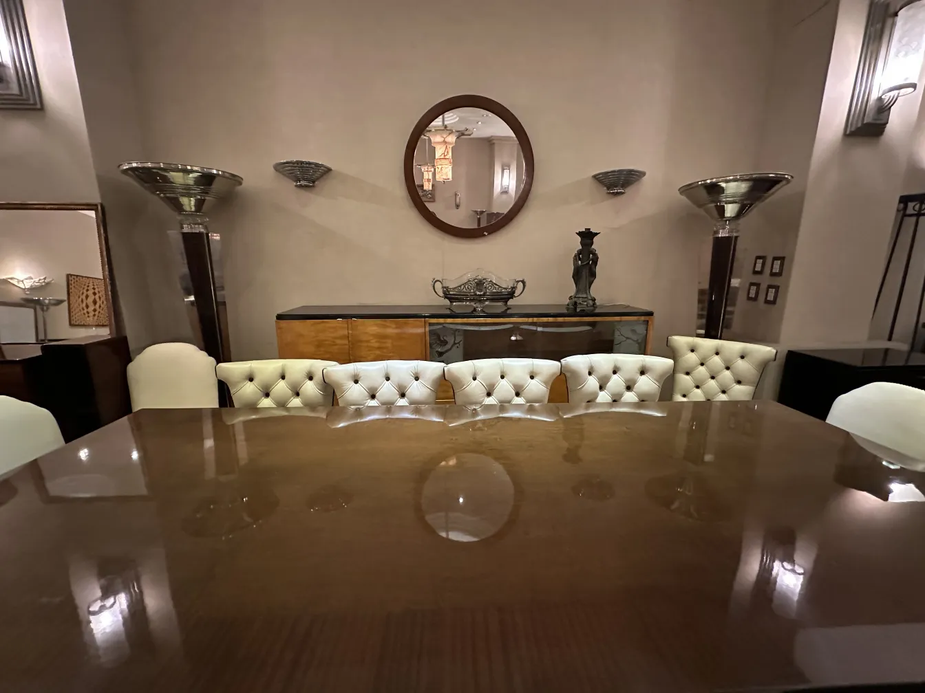 espelho antigo de parede com moldura redonda, decoração elegante