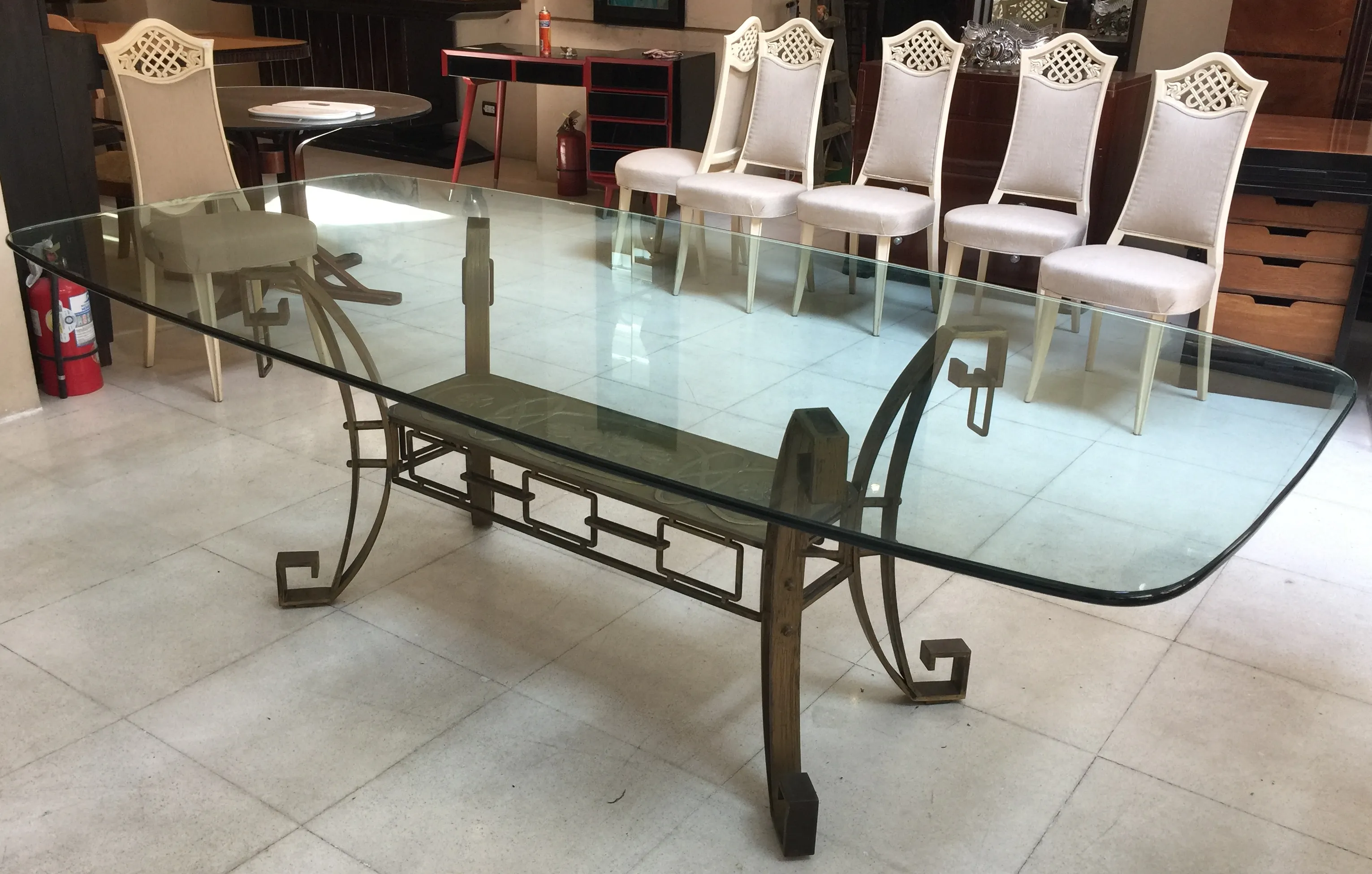 Table à manger ancienne pour 10 personnes avec chaises élégantes.