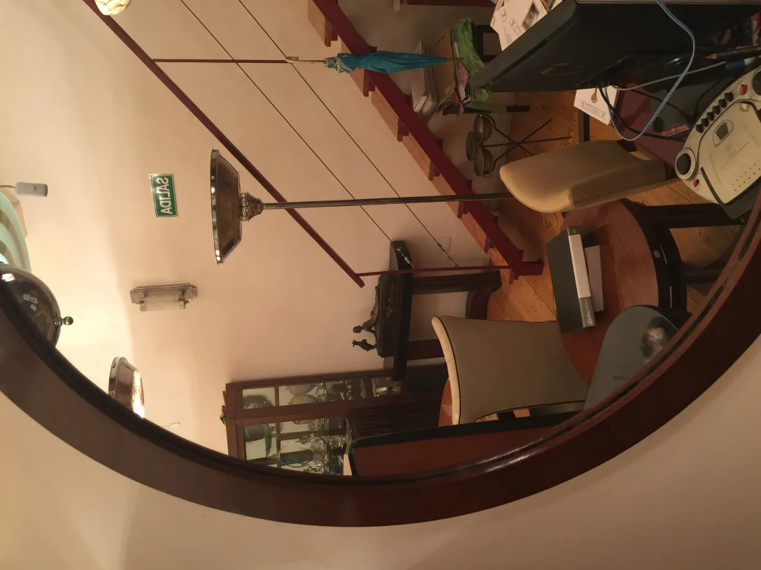 antiguo espejo con espejo redondeado, habitación decorada