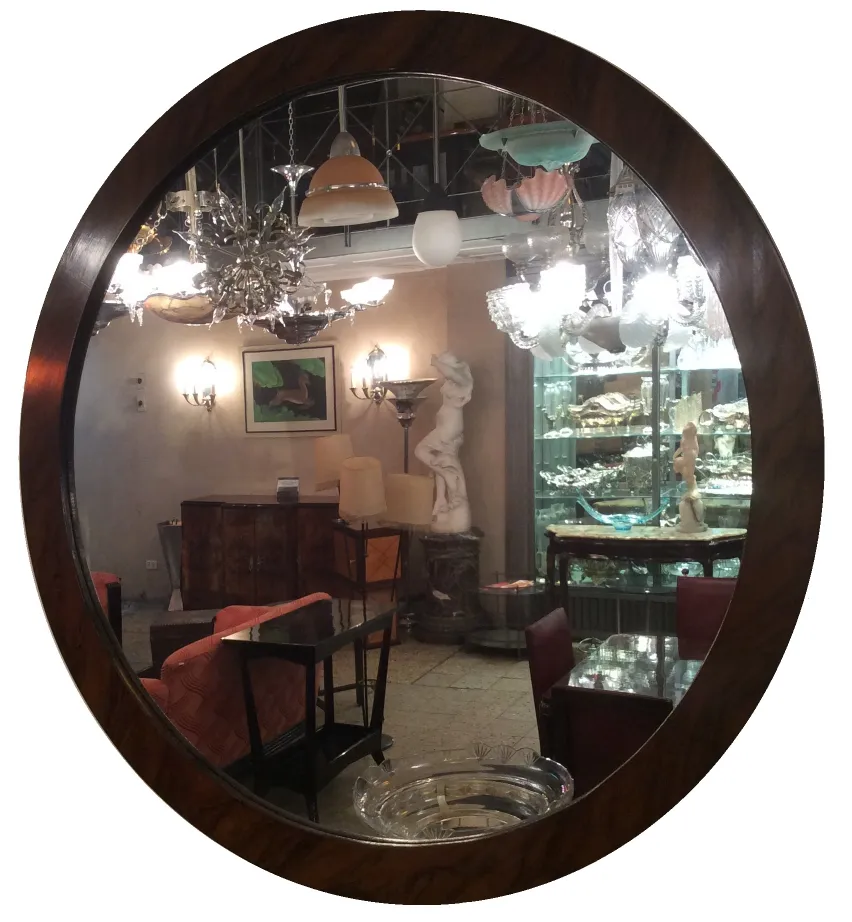 espejo antiguo decorativo en un entorno elegante con luces