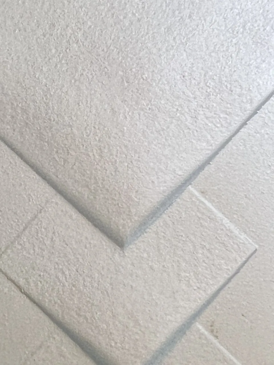 antiker Spiegel mit verziertem Rahmen auf hellem Hintergrund