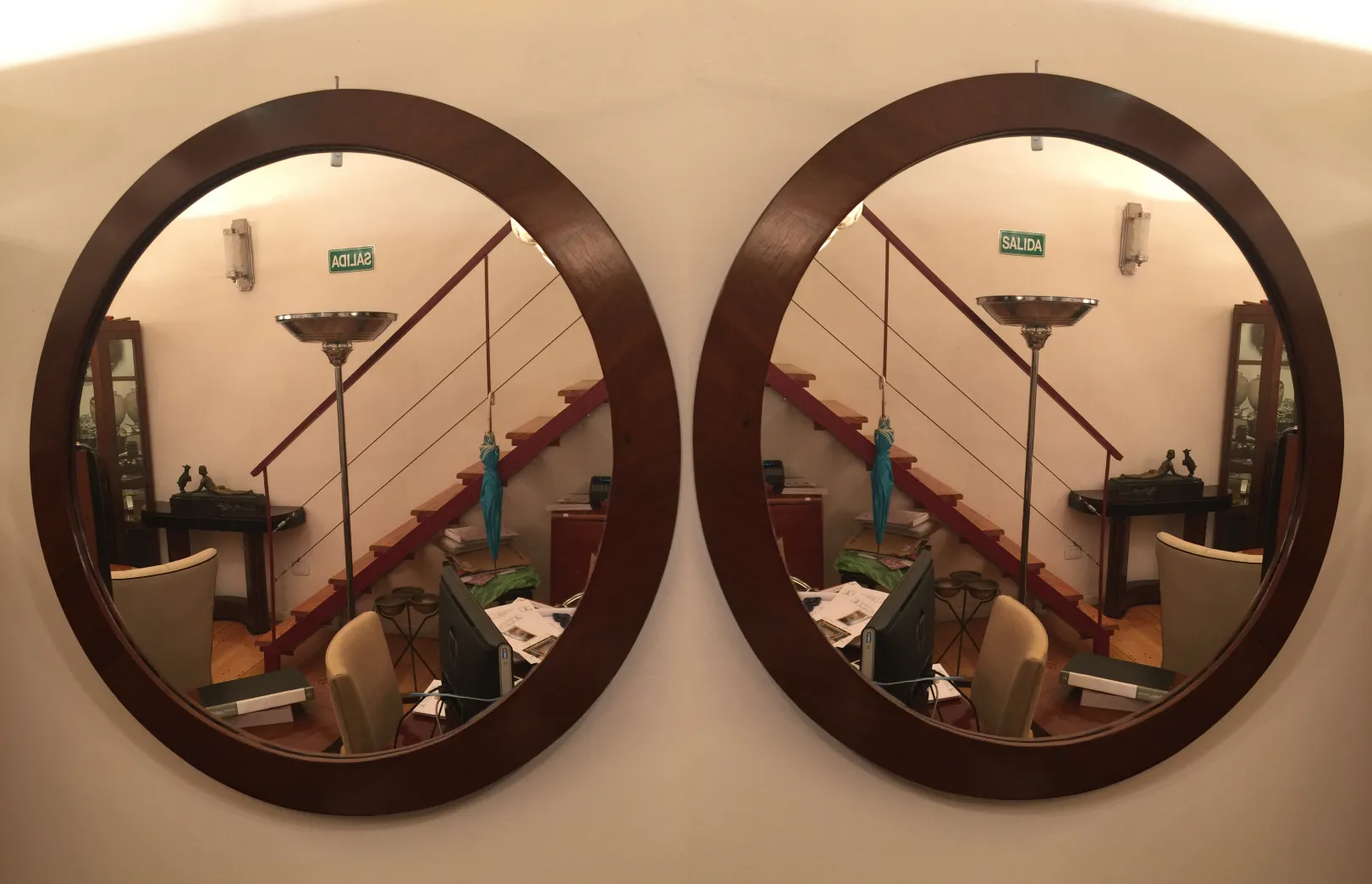 miroir rond ancien avec un fond d'escaliers